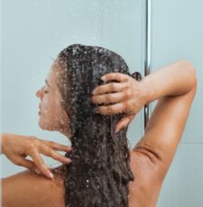 femme qui prend sa douche